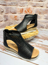 Load image into Gallery viewer, Gretchen Sandal in Black
