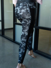 Load image into Gallery viewer, Tie Dye Knit Leggings
